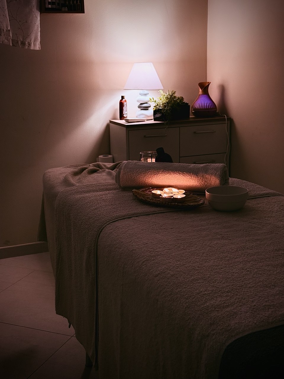 Lo studio con lettino, lampada e diffusore viola